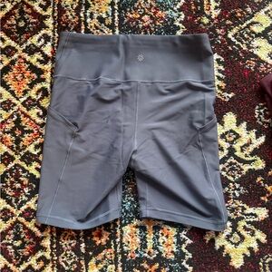 Athleta interval stash 7” shorts